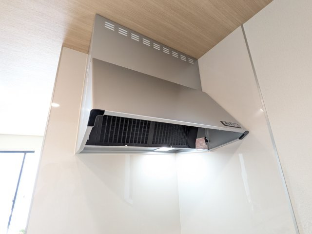 我孫子市青山台Ⅱ　新築戸建て　Ｂ号棟のキッチン|お料理が楽しくなる、静かでパワフルな換気扇。
キッチンとリビングの空気をいつもクリーンに保ちます。