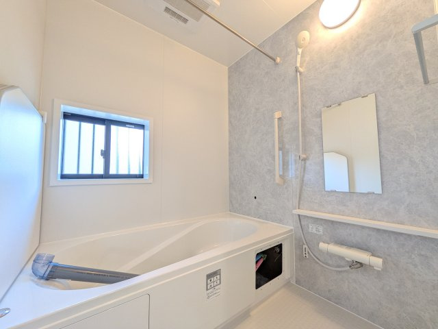 我孫子市青山台Ⅱ　新築戸建て　Ｂ号棟の浴室|1坪タイプのゆったりとしたバスルームは浴室暖房換気乾燥機付きで、どんな季節でも快適なバスタイムを満喫出来ます♪
窓付きで明るく開放的なところも良いですね！