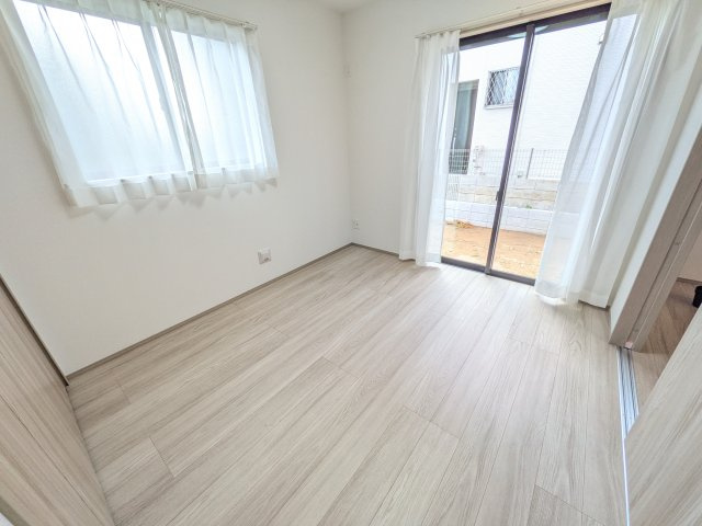我孫子市青山台Ⅱ　新築戸建て　Ｂ号棟の洋室|リビングと繋がる多目的スペース。引き戸を開ければ広々LDK、閉じれば客間や書斎、お子様の遊び場に早変わりします。