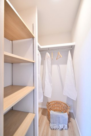 モアクレスト浦和の収納|ウォークインクローゼットで衣類をまとめて収納、季節替えもラクに。ハンガー収納で探し物が減り、居室を広く使えます。棚・枕棚の奥行き、照明・換気、扉の開閉と動線、湿気対策は現地で要確認。
