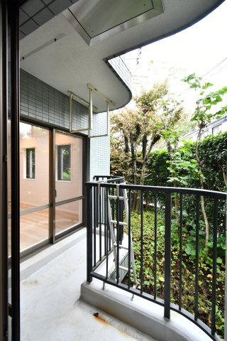 モアクレスト浦和のバルコニー|プライベート重視に、収納と居場所を確保。WIC付きで収納が分散でき、部屋が散らかりにくい設計。家族それぞれの居場所づくりに。内覧で収納・採光・動線を確認ください。