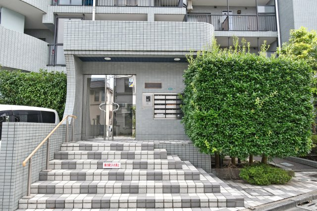 モアクレスト浦和のエントランス|■当社には住宅ローンのスペシャリストがおります。『今買えるから大丈夫』ではなく、『買った後の本当の幸せは何か』を考えた上でのご提案をさせて頂きます。
