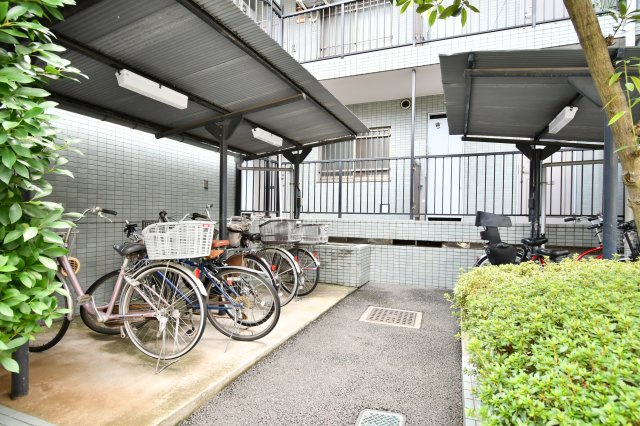 モアクレスト浦和の駐輪場|※空き状況は当社まで都度ご確認くださいませ■難しいイメージの住宅ローンは経験スタッフが丁寧にお手伝いしますのでご安心下さい。皆様のご来店、心よりお待ちしております。