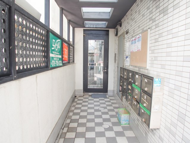 エスコートパレスのエントランス