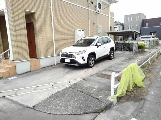 アルモニーの駐車場