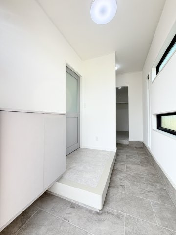 藍住町富吉字大向　新築分譲住宅の玄関|収納もある玄関です