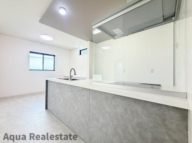藍住町富吉字大向　新築分譲住宅のキッチン|コンパクトなキッチンで掃除もラクラク