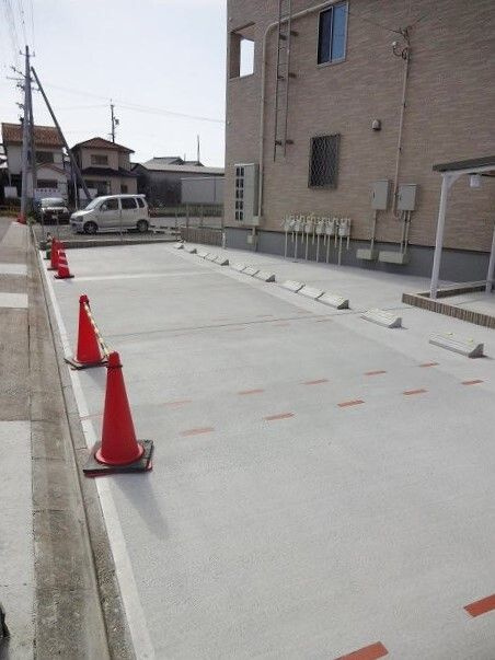 プリムローズ　Ｍの駐車場