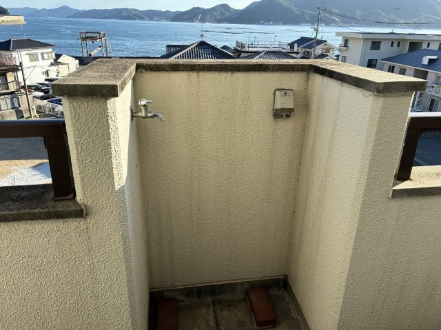 呉市天応南町の賃貸マンションのバルコニー|洗濯機置場