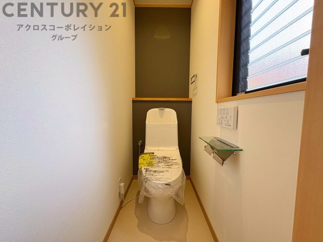 温水洗浄便座付トイレは温水洗浄機能により、暖かい水でおしりを洗浄することができ、冷たい水を使う従来の便座に比べ、温水洗浄機能で暖かいトイレを提供し、快適な使用を可能にします。
