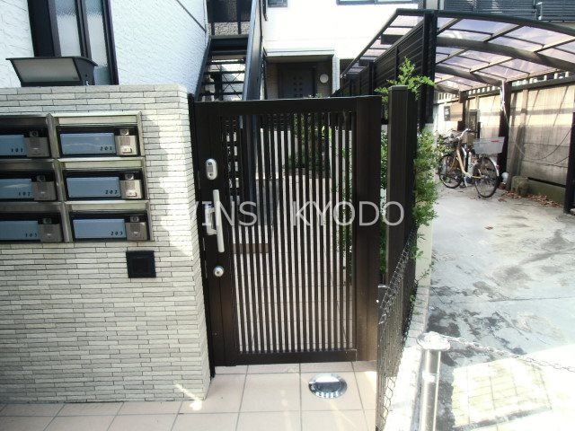 世田谷区赤堤１丁目のアパートのエントランス