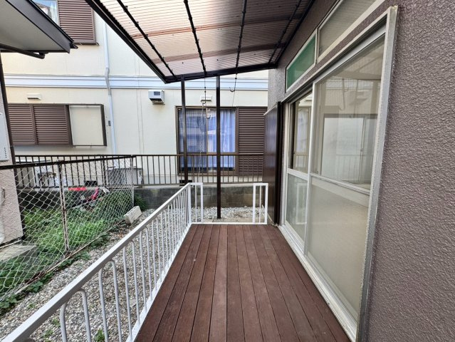 狭山市北入曽中古戸建の庭|お花のお手入れや家庭菜園などをのびのび楽しめるプライベートなお庭空間！四季折々の自然を身近に感じながら、心豊かで爽やかなひとときを過ごせます。住まう人のライフスタイルに合わせて多目的に使える空間です。