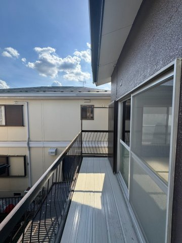 狭山市北入曽中古戸建のバルコニー|陽当たり・通風ともに良好で、お洗濯物や布団もしっかり乾かせる心地よいバルコニー！爽やかな風を感じながら、広々としたスペースで気持ちよく家事をこなせます。毎日の暮らしに快適さをもたらすスペースです。