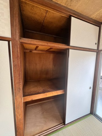 狭山市北入曽中古戸建の収納|お布団や季節の衣類、大きな荷物もスッキリ収まる大容量の押入れ収納！お部屋の中に不要な物を置かずに済むため、居室空間を広々と有効活用できます。お部屋を綺麗にスマートに保てる頼もしい設備です。
