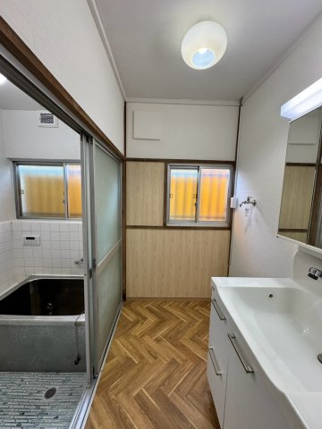 狭山市北入曽中古戸建の脱衣所|ゆとりあるスペースで着替えや身支度もスムーズに行える脱衣所！お風呂上がりも混雑せずゆったりとお使いいただけます。家族みんなが毎日気持ちよく快適に使える、使い勝手の良い居心地の良い空間です。