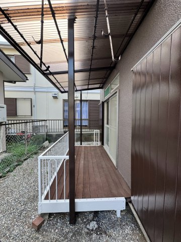 狭山市北入曽中古戸建のその他|室内と屋外をゆるやかにつなぐ使い勝手の良いテラスエリア！観葉植物やガーデニングスペースとしてはもちろん、お洗濯物干しや作業スペースなど、ライフスタイルに合わせてマルチに活躍する魅力的な空間です。