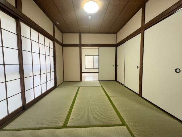 狭山市北入曽中古戸建の和室|畳の香りにホッと心が落ち着く心地よい和室！ご家族の寛ぎの場としてはもちろん、来客時の客間やお子様のキッズスペースとしてもフレキシブルに活用できます。日本ならではの温もりを感じられる魅力的な一室です。