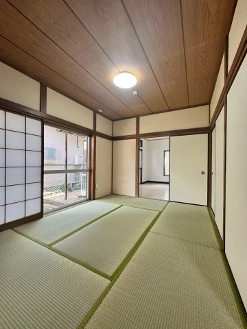 狭山市北入曽中古戸建の和室|お布団や季節の衣類、大きな荷物もスッキリ収まる押入収納を備えた和室！お部屋の中に余計な物を置かずに済むため、美しい室内空間をスマートに保てます。落ち着いた雰囲気で多目的に使える重宝する一室です。