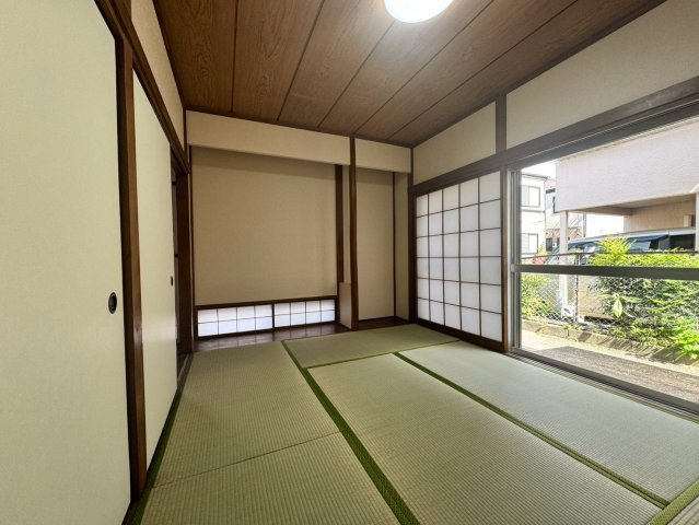 狭山市北入曽中古戸建の和室|柔らかい畳敷きで小さなお子様がいるご家庭も安心の和室空間！万が一転んでも痛くなく、お子様のお遊戯場やご家族の団らんの場として大活躍します。日々の暮らしに穏やかなひとときをもたらす心地よいお部屋です。