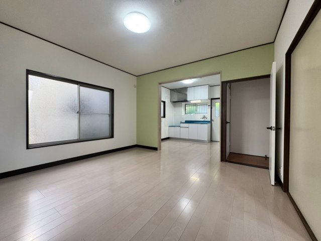 狭山市北入曽中古戸建の居間・リビング|自然光が心地よく差し込む明るく開放的なリビングスペース！ゆったりとした広さを確保しており、家族みんなが自然と集まりたくなる居心地の良い空間です。日々の忙しさを忘れてゆったり寛げる憩いの場を演出します。