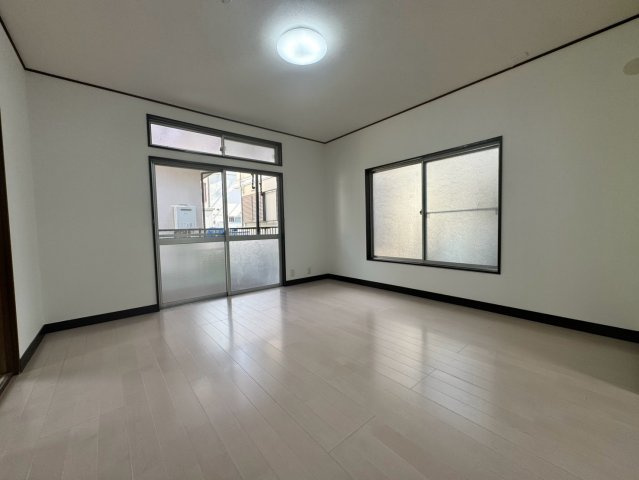 狭山市北入曽中古戸建の居間・リビング|風通りが良く爽やかな雰囲気が魅力の広々リビング！大きな窓から豊かな陽光を取り込み、お部屋全体を明るく包み込みます。インテリアのレイアウトもしやすく、お気に入りの家具で素敵な空間づくりを楽しめます。