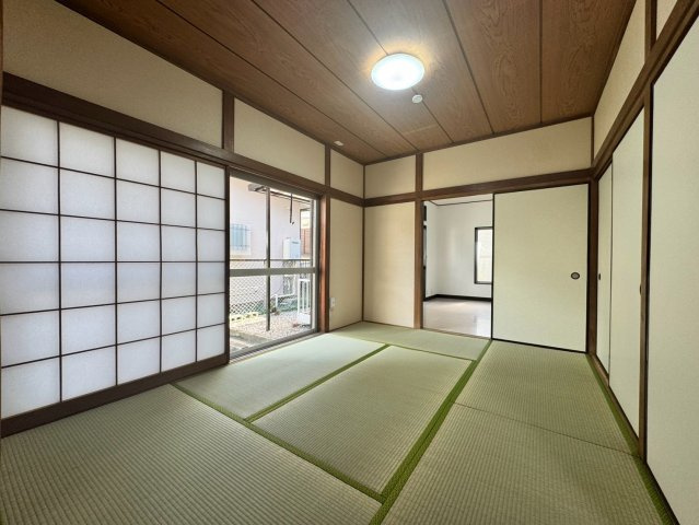 狭山市北入曽中古戸建の和室|リビングと隣接した使い勝手の良い和室！引き戸を開放すれば、LDKと一体となった広々とした大空間としてご利用いただけます。お子様のお昼寝や家事の合間のひと休みにもぴったりの寛ぎスペースです。