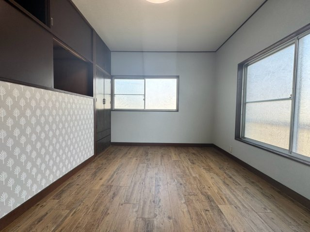 狭山市北入曽中古戸建の洋室|ゆとりある広さを備えた快適な洋室スペース！落ち着いた内装デザインで、一日の疲れを優しく癒やす主寝室（ベッドルーム）に最適です。プライベートな時間を穏やかに過ごせる心地よいお部屋となっております