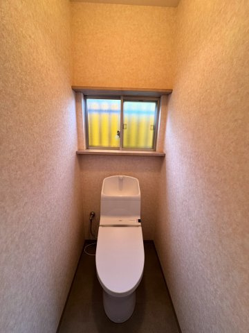 狭山市北入曽中古戸建のトイレ|清潔感あふれる快適なトイレ空間！温水洗浄便座などの便利な機能を備えており、毎日気持ちよくご利用いただけます。お手入れのしやすさにも配慮された設計で、衛生的な空間をいつでも綺麗にキープできます