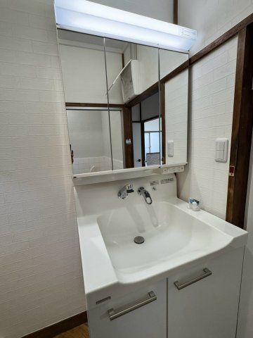 狭山市北入曽中古戸建の独立洗面台|ゆとりある洗面スペースで毎朝の身支度もスムーズに！清潔感のあるスタイリッシュな洗面台は、大型鏡や使い勝手の良い水栓を備えています。家族みんなが気持ちよく1日をスタートできる快適な空間です。