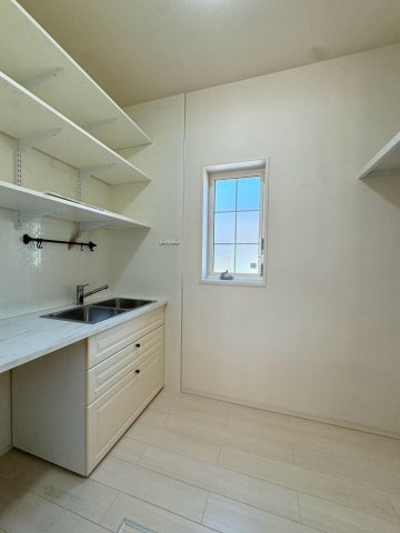 BON JONOーボン・ジョーノー小倉北区片野新町3丁目　3LDKー　【小倉北区　中古戸建て】のキッチン|キッチン背面にはミニキッチンもあります♪　【小倉北区　中古戸建て】