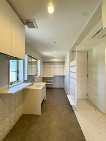 BON JONOーボン・ジョーノー小倉北区片野新町3丁目　3LDKー　【小倉北区　中古戸建て】の脱衣所|広々とした洗面脱衣室♪洗濯機が2台分おけます♪　【小倉北区　中古戸建て】