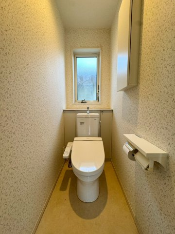 BON JONOーボン・ジョーノー小倉北区片野新町3丁目　3LDKー　【小倉北区　中古戸建て】のトイレ|収納棚のある2階トイレ♪　【小倉北区　中古戸建て】
