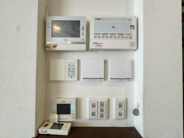 BON JONOーボン・ジョーノー小倉北区片野新町3丁目　3LDKー　【小倉北区　中古戸建て】の防犯設備|スイッチ類は1か所にまとめられています♪　【小倉北区　中古戸建て】
