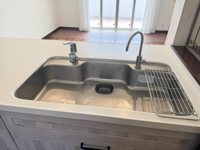 BON JONOーボン・ジョーノー小倉北区片野新町3丁目　3LDKー　【小倉北区　中古戸建て】のキッチン|ステンレス製のシンクでお手入れ楽々♪♪　【小倉北区　中古戸建て】