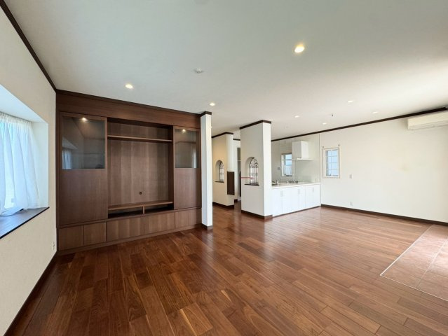 BON JONOーボン・ジョーノー小倉北区片野新町3丁目　3LDKー　【小倉北区　中古戸建て】の居間・リビング|リビングダイニングは床暖房完備で冬は暖かく過ごせます♪　【小倉北区　中古戸建て】