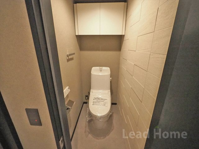 【トイレ】 | 五反田ガーデンハイツ | 上部にトイレットペーパー等をしまえる便利な収納棚付きです。清潔感のある落ち着いた空間です！
