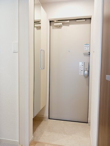 ヒカルサ坂戸の玄関