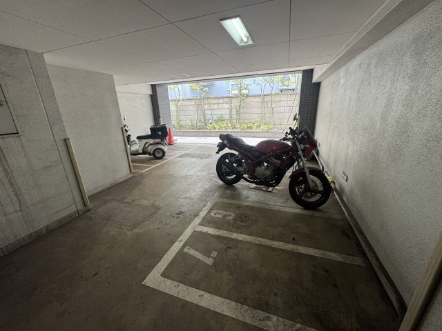 第18シントウキョウビルの駐車場