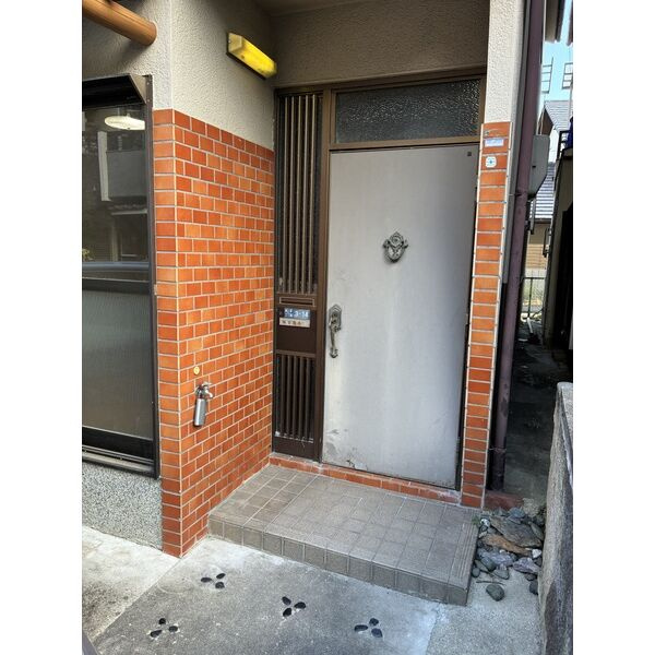 新家2丁目貸家のエントランス