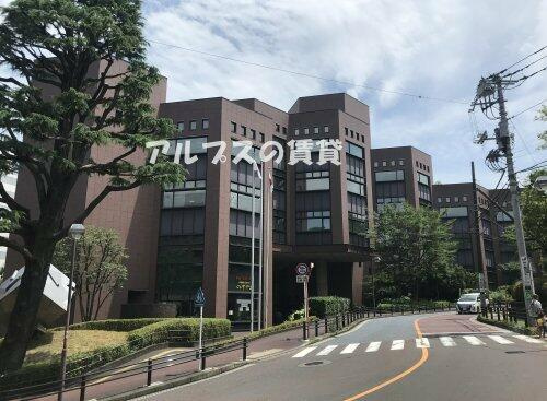 横浜市中央図書館まで823m