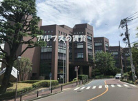 横浜市中央図書館まで823m