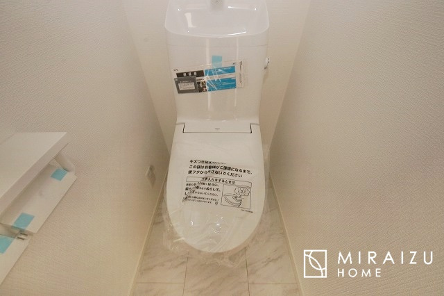 【トイレ】 | 空気の換気と窓からの光の明るさに配慮した清潔感のあるトイレ、ご自分の好きなアロマや芳香剤を置いて落ち着く空間を演出、一人になれる空間ですから、リラックスしたいですね。