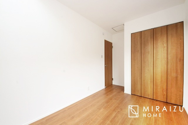 【子供部屋】 | お子様のお部屋にも主寝室にも使えますね。窓が二面についていますので採光もばっちり、空気の入れ替えもOK！自分のお部屋を持ちたいお子様の夢を叶えます！
