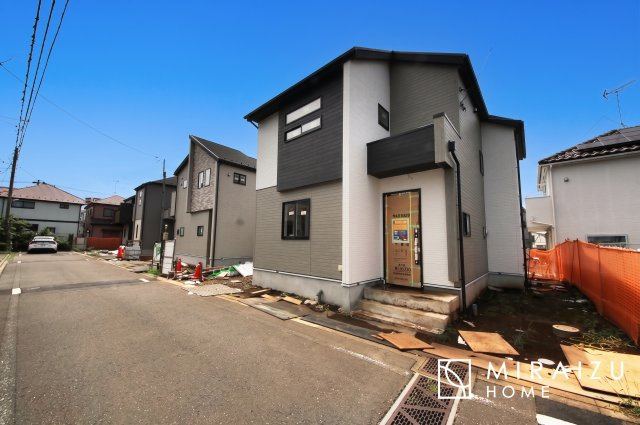 【外観】 | 青く澄み渡った綺麗な空と、陽の光をたっぷりと受ける、そんな新築住宅で新生活をスタートしてみませんか？見学・ご相談等、ミライズホーム(株)までお気軽にご連絡下さい。