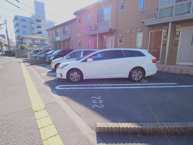 レジデンス中須の駐車場