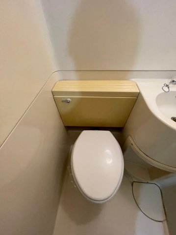 岡住マンションのトイレ|※写真は別の部屋のものです。