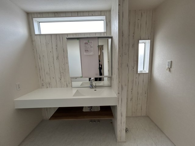 ブルーミングガーデン前橋市上新田町　2号棟の独立洗面台|【イメージ画像】シャワー水栓付き洗面台で朝の身支度もバッチリです！清潔感を保ちやすいフルフラットカウンター仕様です。