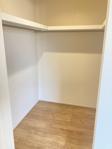 ブルーミングガーデン前橋市上新田町　2号棟の収納|【イメージ画像】2階洋室①収納
広々としたウォークインクローゼットです