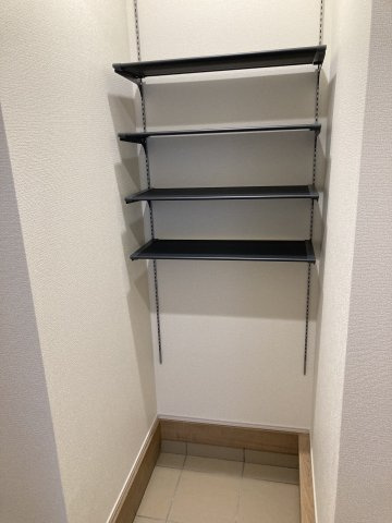 ブルーミングガーデン前橋市上新田町　2号棟の玄関|【イメージ画像】土間収納付きです！可動棚付きで使い勝手が良いです！