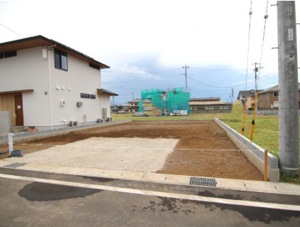 ブルーミングガーデン前橋市上新田町　2号棟の前面道路含む現地写真|現地写真です。陽当たり良く開放的な立地です。